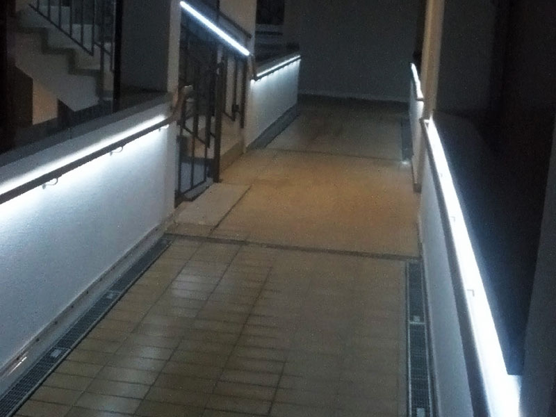 beleuchter Handlauf in einem Pflegeheim in der Nacht