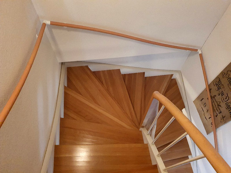 Normgerecht angebrachter zusätzlicher Handlauf an einer gewendelten Treppe