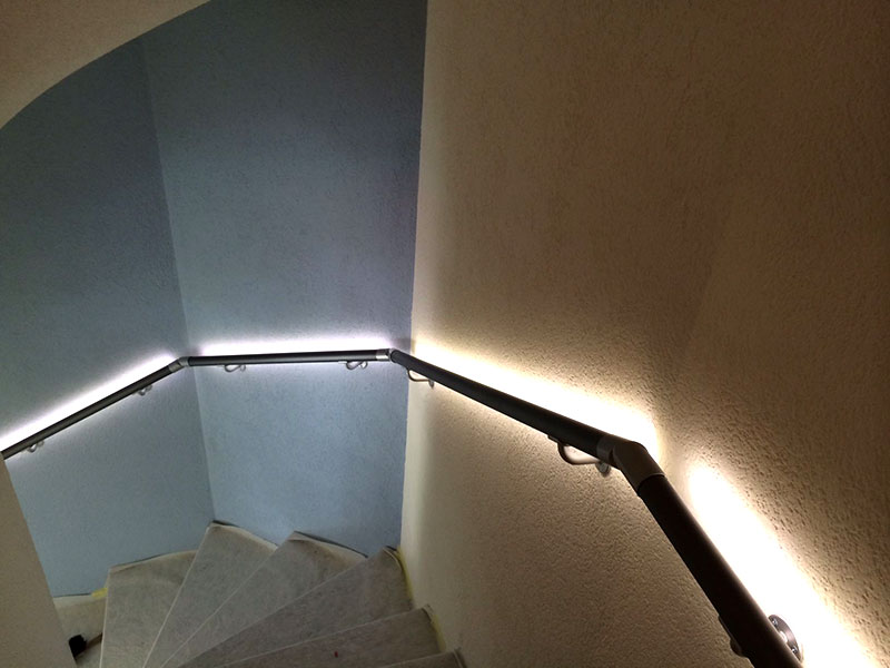 beleuchteter Handlauf an einer Wendeltreppe