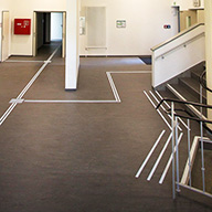 taktiles Bodenleitsystem vor Treppen im Gebäude