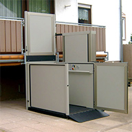 Rollstuhl-Hebebühne an einer Terrasse/ Balkon eines privaten Gebäudes
