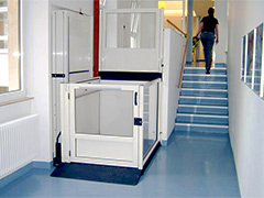Rollstuhl-Hebebühne in einem öffentlichen Gebäude an einer Treppe