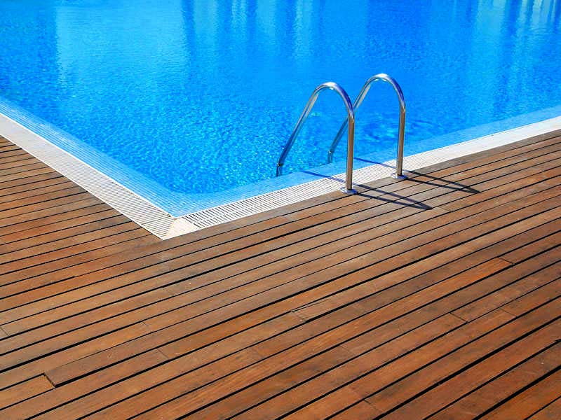 Holzboden am Schwimmbecken