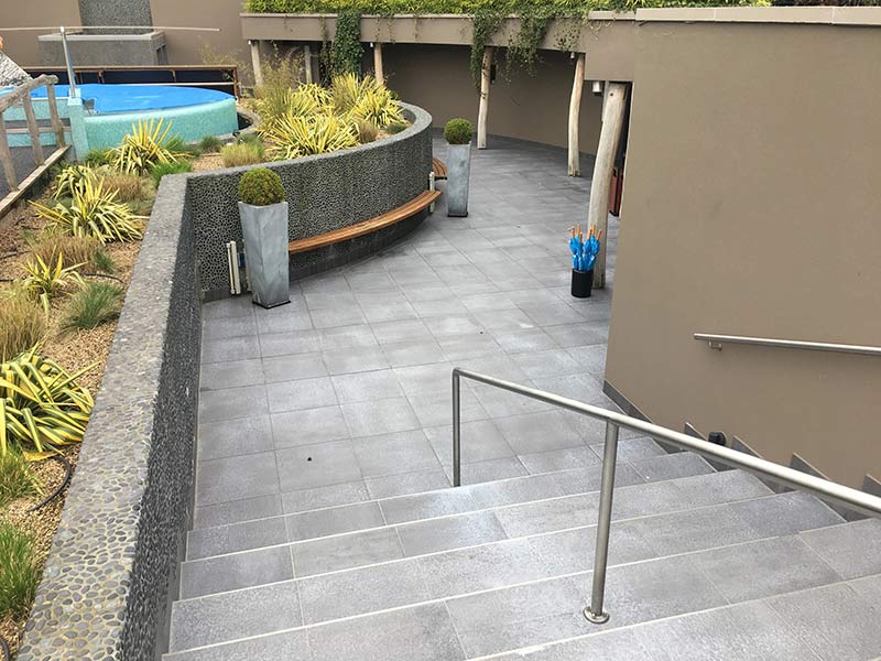 Treppen und Bodenblag mit Fliesen vor einem Schwimmingpool