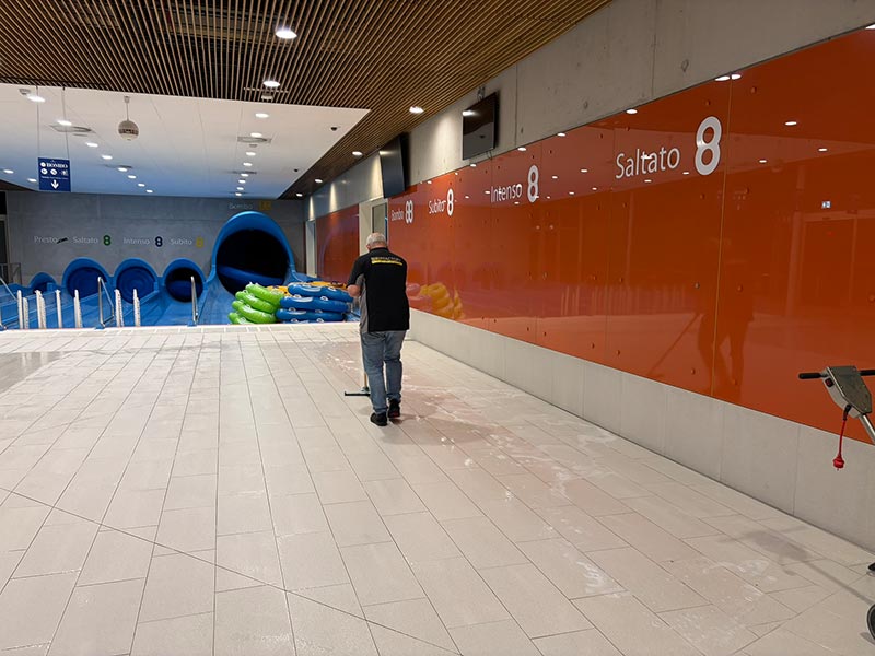 Antirutschbehandlung des Fliesenbodens vor dem Wasserbecken in einer Schwimmhalle
