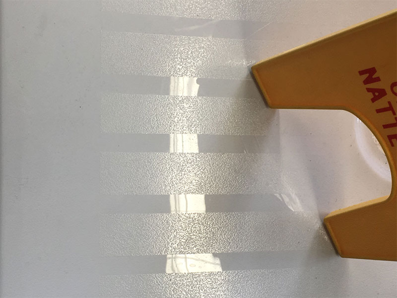 Mit Antirutsch aufgetragene Streifen auf der Trittfl&auml;che einer Dusche