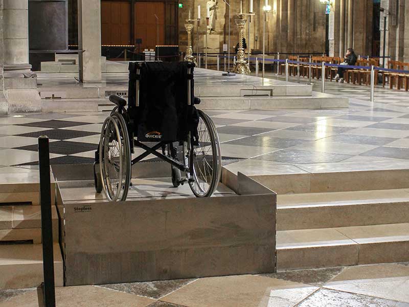 Rollstuhl steht auf Hebeplattform in der Notre-Dame in Paris