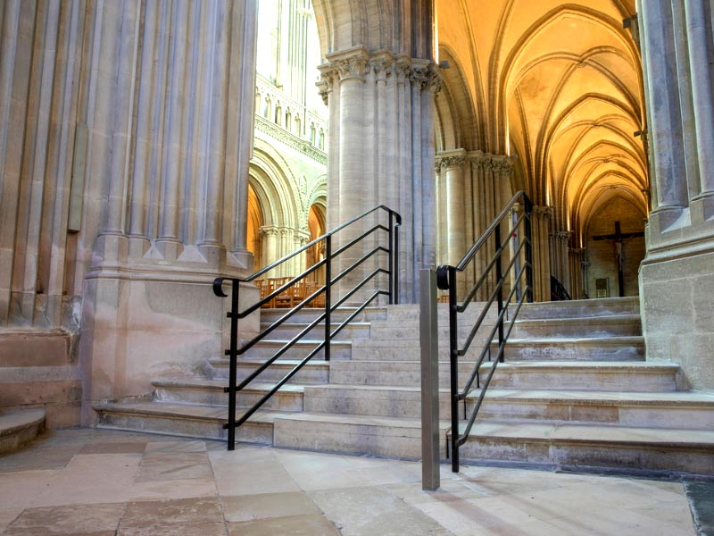 Treppe im Baudenkmal Notre-Dame de Bayeux, in der sich eine Hebebühne verbirgt
