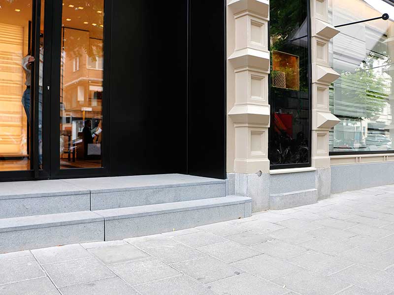 Zweistufige Ladeneingangstreppe zur Chanel Boutique in Stockholm