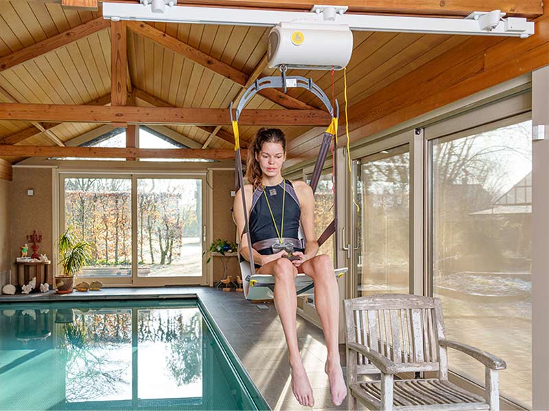Deckenlifter im privaten Schwimmingpool, um selbstst&auml;ndig ins Wasser zu gelangen
