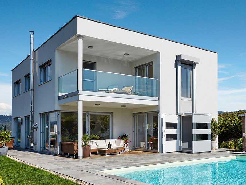 Modernes zweigeschossiges Einfamilienhaus mit Balkon, Pool und Lift