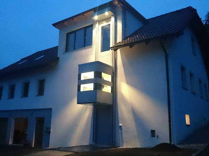 Vertikallift QuattroPorte für mehrgeschossiges Wohngebäude, Beleuchtung bei Nacht