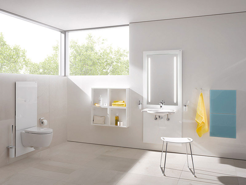 Bad mit höhenverstellbarem WC und Waschtisch sowie Duschhocker