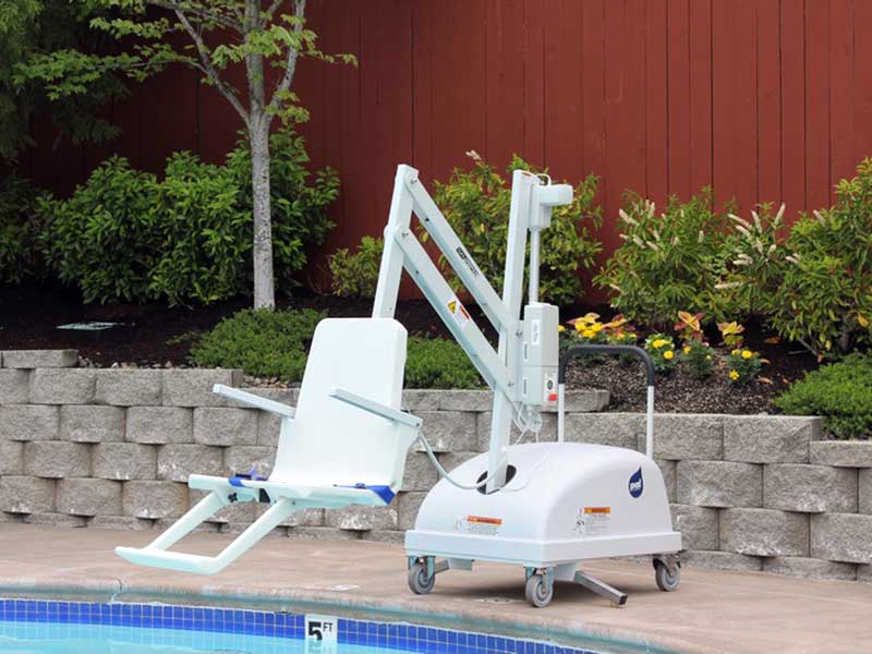 Mit dem mobilen Schwimmbadlift hinein in das erfrischende Nass Freibad Poollift
