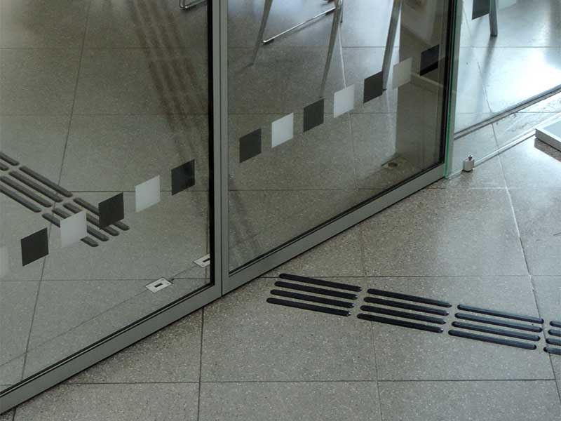 Tür mit Glasmarkierung