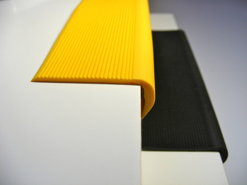 Vorderkantenmarkierung auf Stufe in gelb oder schwarz