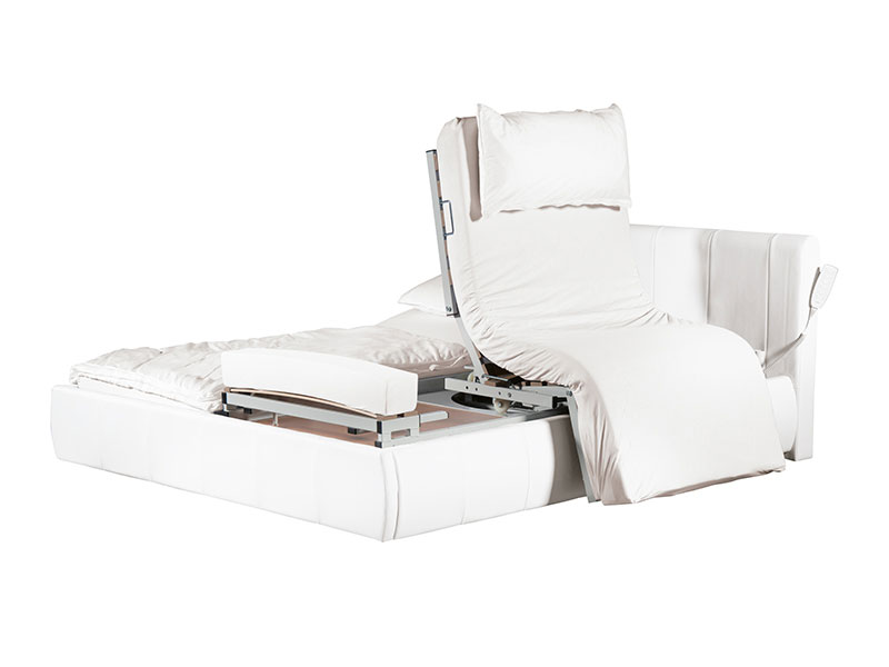 Bett mit Bezug in Sitzposition