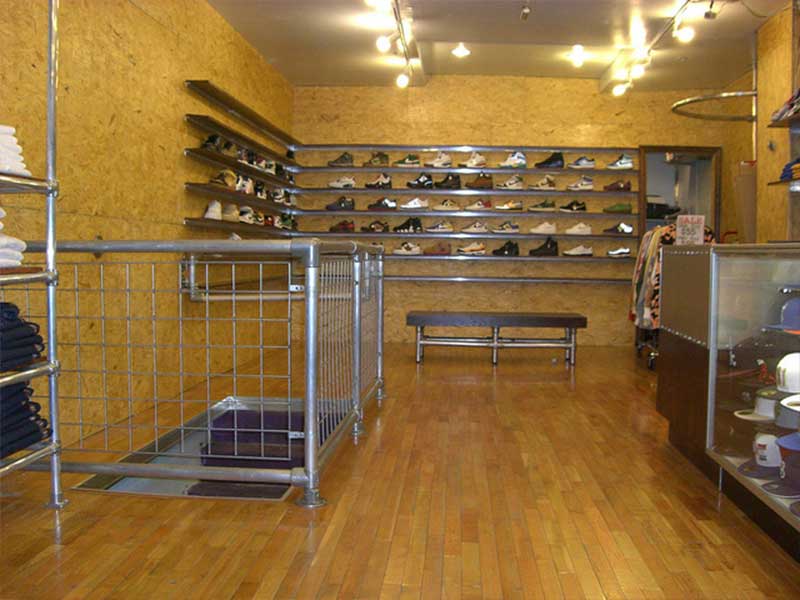 Brüstungsgeländer mit Drahtgitterfüllung am Treppenabsturz eines Ladens