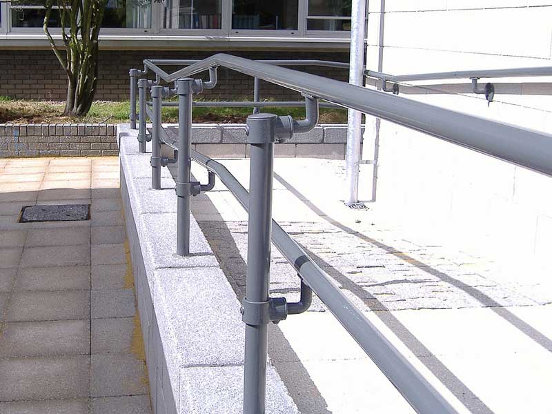 Geländerbausatz mit Rohrvebindern an einer rampe im öffentlichen Raum