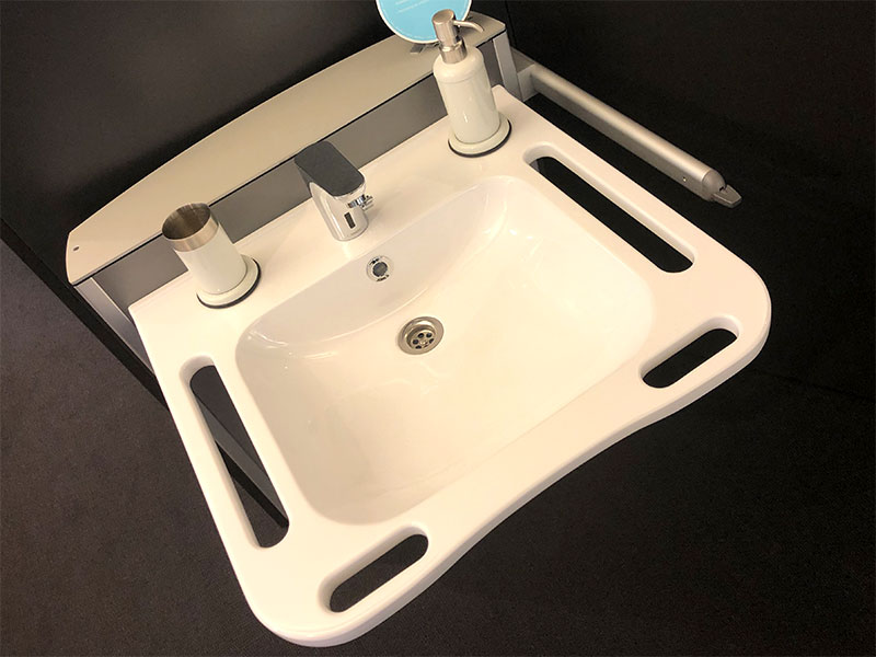 Waschbecken mit Griffhilfen und Sensorarmatur