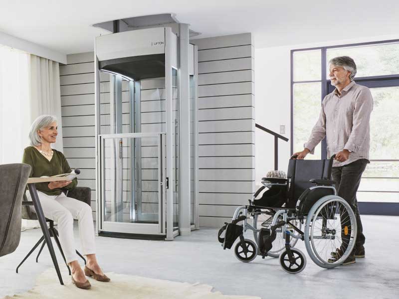 Wohnzimmer mit Homelift, Rollstuhl, 2 Personen