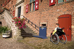 LuS Treppenplattformlift außen mit Rollstuhl