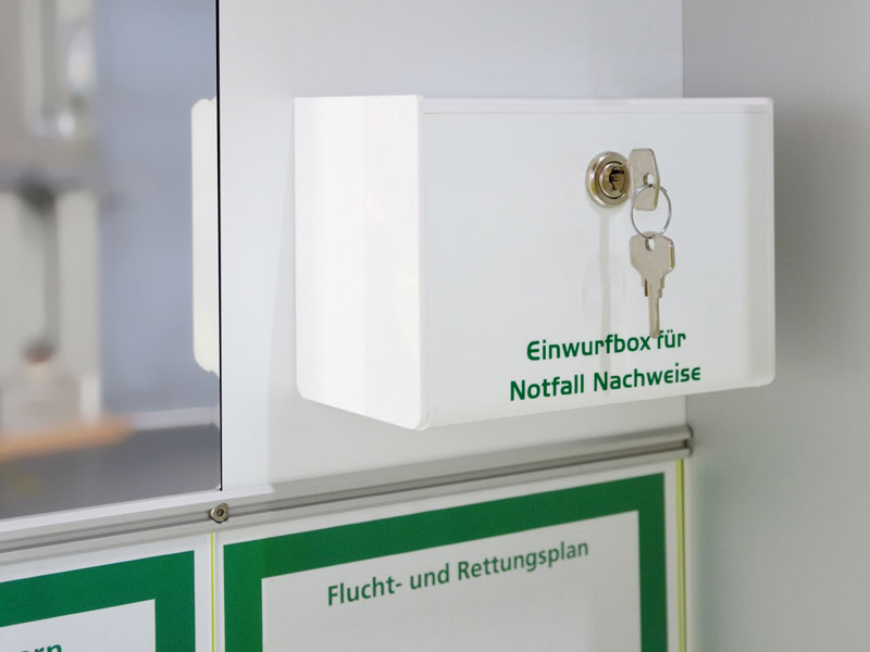 1.-Hilfe-Schrank mit abschließbarer Box für Notfall-Nachweise