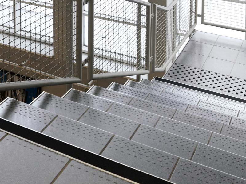 Treppe mit Kantenmarkierung und Aufmerksamkeitsfeld