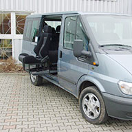 Schwenksitz Turny für Minibusse Schwenksitz fährt aus Bus heraus