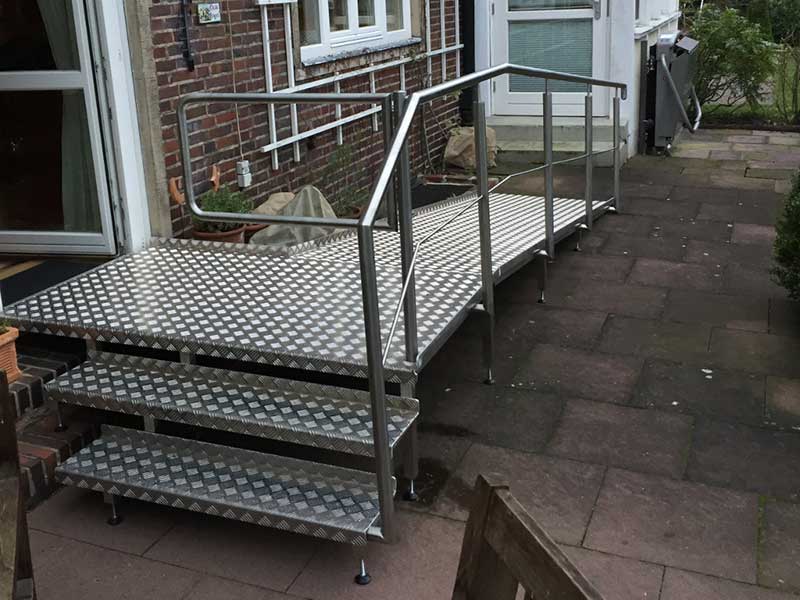 Maßgefertigte Stahl-Aluminium-Rollstuhlrampe und Treppe für zweiten Eingang aus einem Stück.