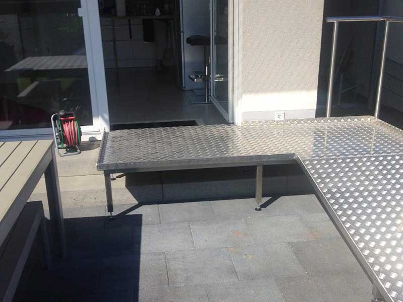 Stahl-Alu-Rollstuhlrampe, Anfahrt an die Terrassentür der Küche