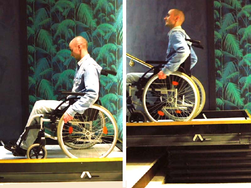 Rollstuhlfahrer überwindet Stufen mit Hebelift