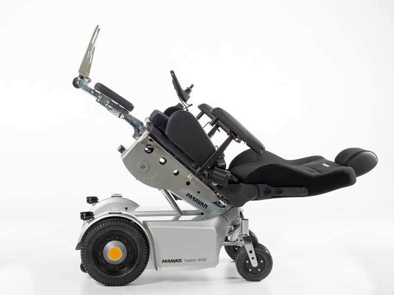 E-Rollstuhl Heavy Duty im Kipp-Modus mit aufgerichteten Fusstützen