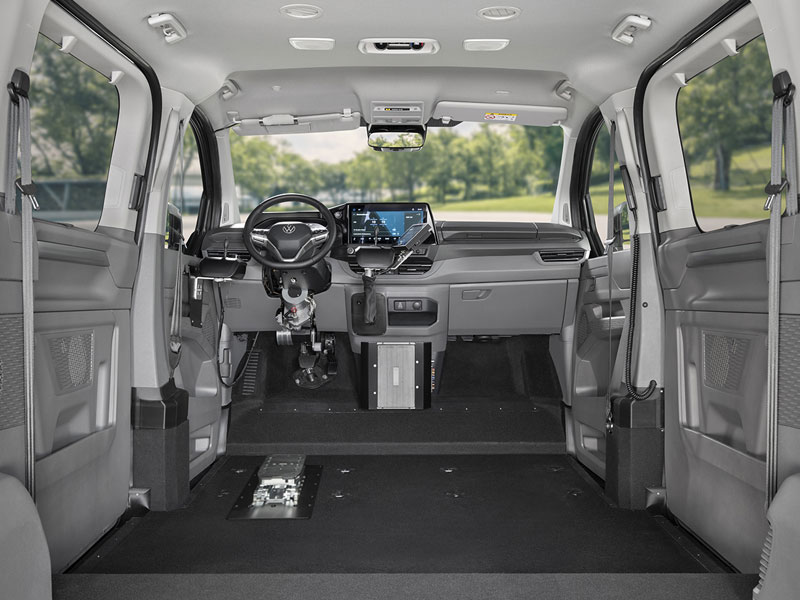Innenraum des VW Caravelle mit ausreichend Platz f&uuml;r einen Rollstuhl
