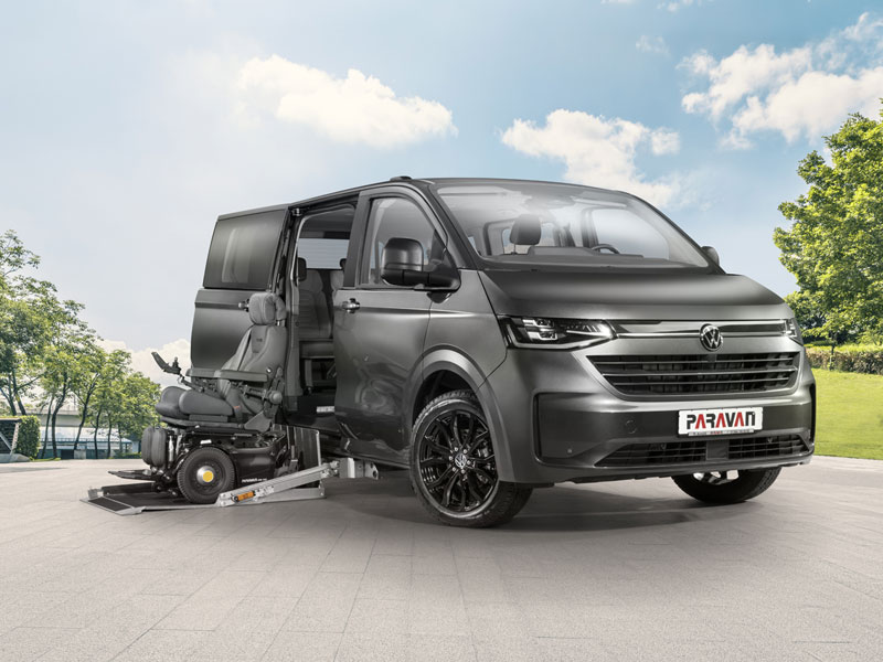 VW Caravelle mit Rollstuhl-Hebeb&uuml;hne am Seiteneinstieg