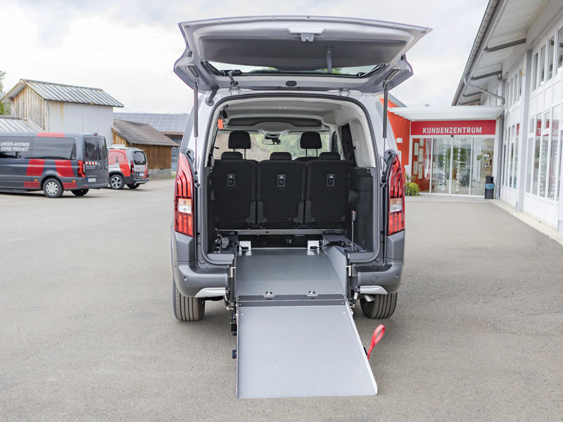 Peugeot Rifter mit eingebauter ausklappbarer Rampe am Heck