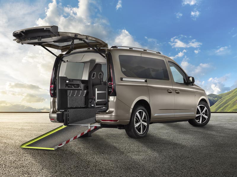 VW Caddy 5 Maxi mit ausgeklappter Rampe am Heck