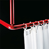 Duschvorhangstange und Haltegriff Duschvorhangstange und Haltegriff in einer Dusche
