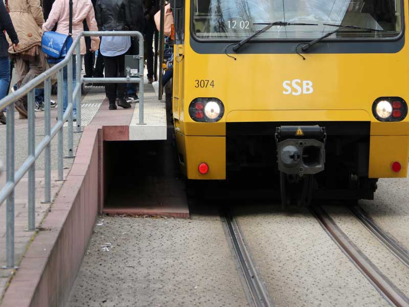Hochbahnsteig, Stuttgart, mit Fluchttunnel unter dem Bahnsteig