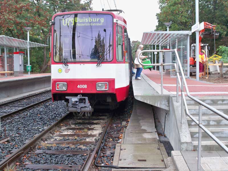 Tram hält an Hochbahnsteig in Düsseldorf