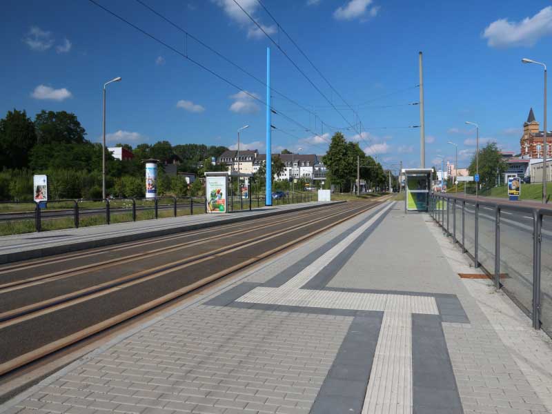 Blindenleitsystem an einer Straßenbahnhaltestelle in Chemnitz