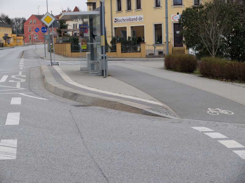 Gehweg und Radwegüberfahrt über Nebenstraße