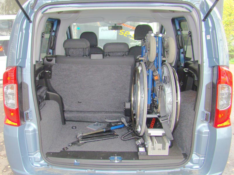 geöffnetes Heck eines Fiat Busses mit Ladesystem für 1 Rollstuhl
