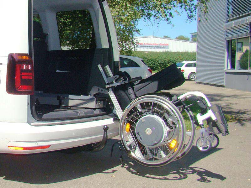 Rollstuhlverladung im Heck eines VW-Vus