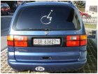 Rollisymbol-Aufkleber auf der Heckscheibe eines PKWs