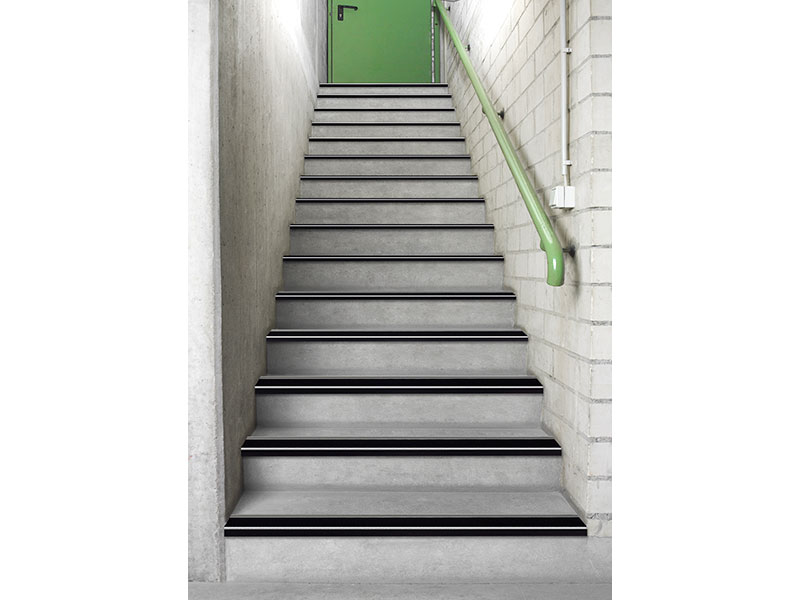 Kellertreppe mit kontrastreicher Stufenmarkierung