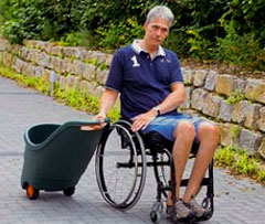 Rollstuhlfahrer auf einem breiten Gartenweg