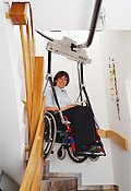 Schienengeführter Deckenlift mit Rollstuhlaufhängung