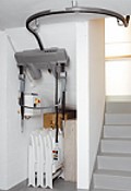 Rollstuhllift RL50 in Treppenhausnische