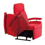 Fitform Pflege-Sessel Sonderlösung mit abklappbarer Armlehne für das Heranfahren mit dem Rollstuhl. So kann bequem von der Seite in den Sessel gewechselt werden.